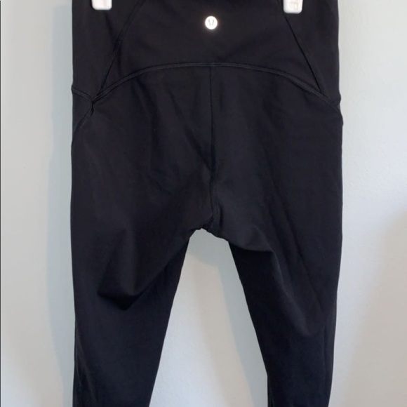 Cropped black lululemon legging - Picture 2 of 5